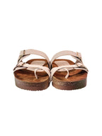 Toma desde el frente de las sandalias Aura en tono nude, destacando su diseño minimalista y versátil que combina con todo.