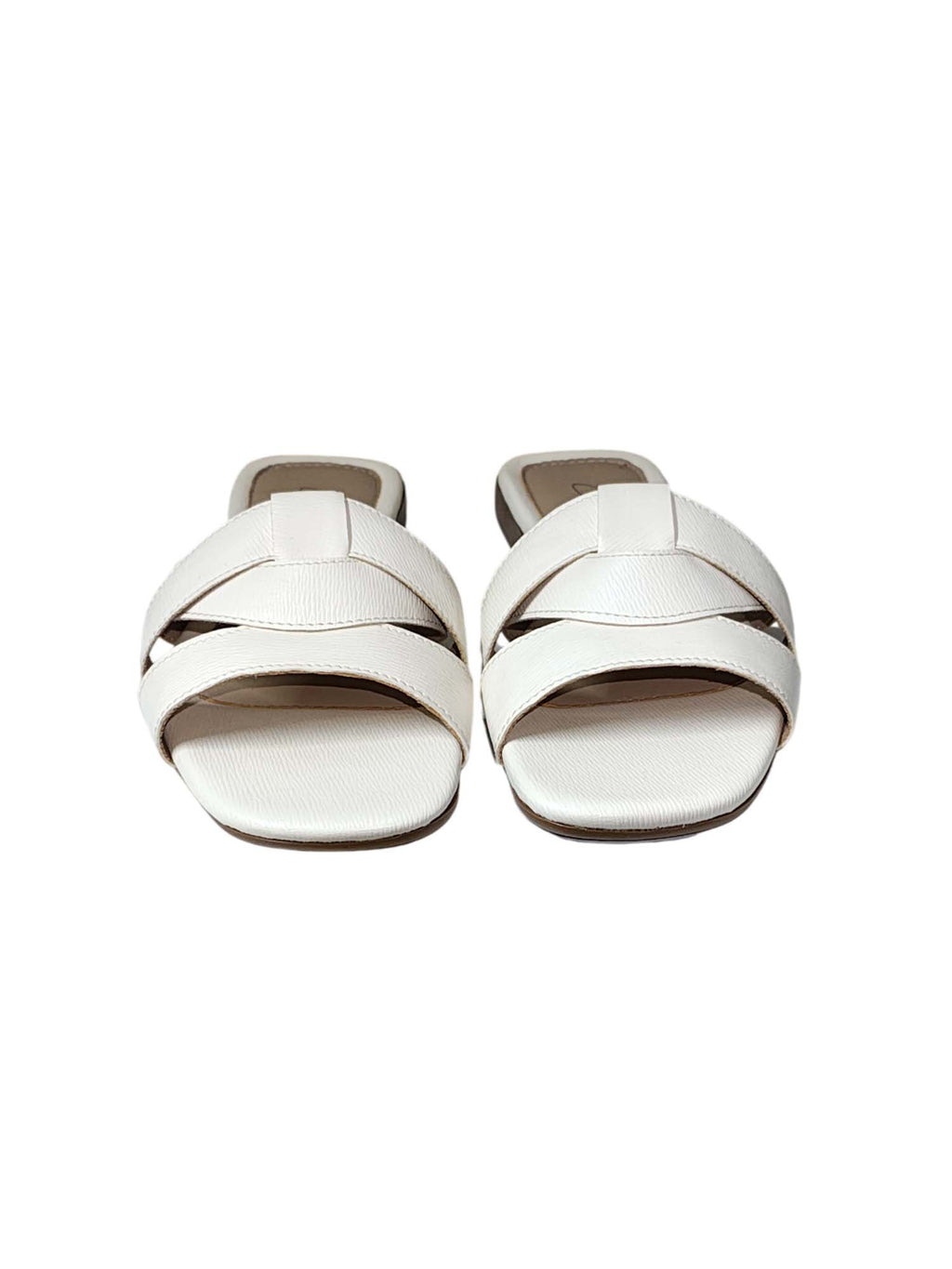 Toma frontal de las sandalias Bora en color blanco, resaltando la elegancia de su silueta minimalista que combina con cualquier outfit.