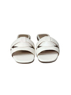 Toma frontal de las sandalias Bora en color blanco, resaltando la elegancia de su silueta minimalista que combina con cualquier outfit.