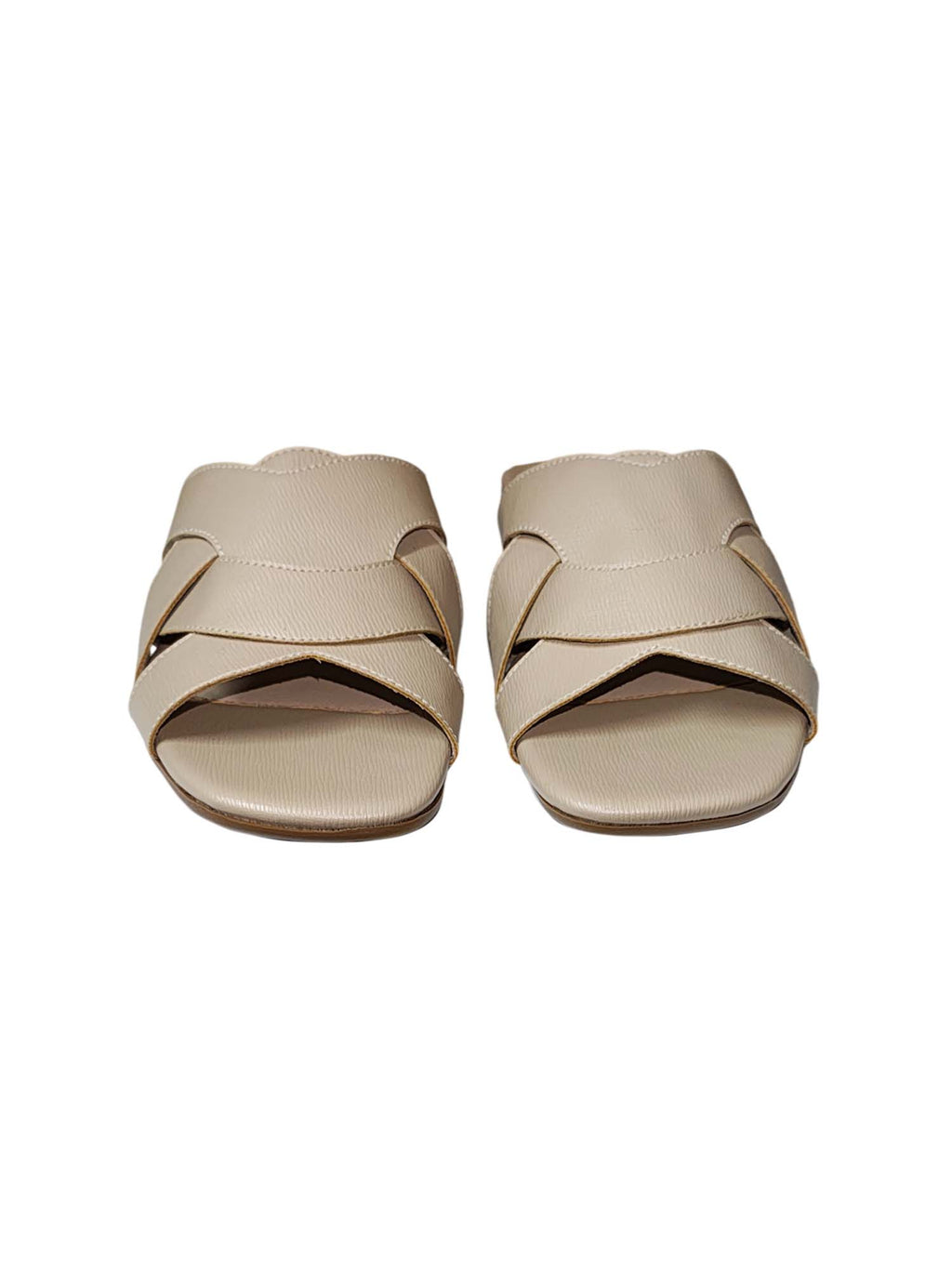 Toma desde el frente de las sandalias Nacar en color beige, destacando su tono neutro y versátil con un diseño minimalista que combina con todo.