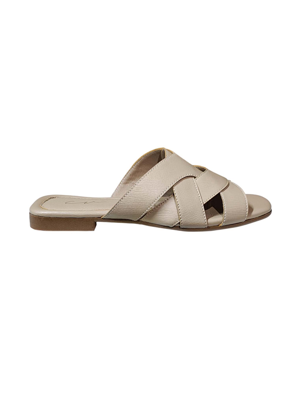 Vista de perfil de la sandalia Nacar en color beige, mostrando el diseño ultra plano y la plantilla ligera ideal para caminar cómoda todo el día.