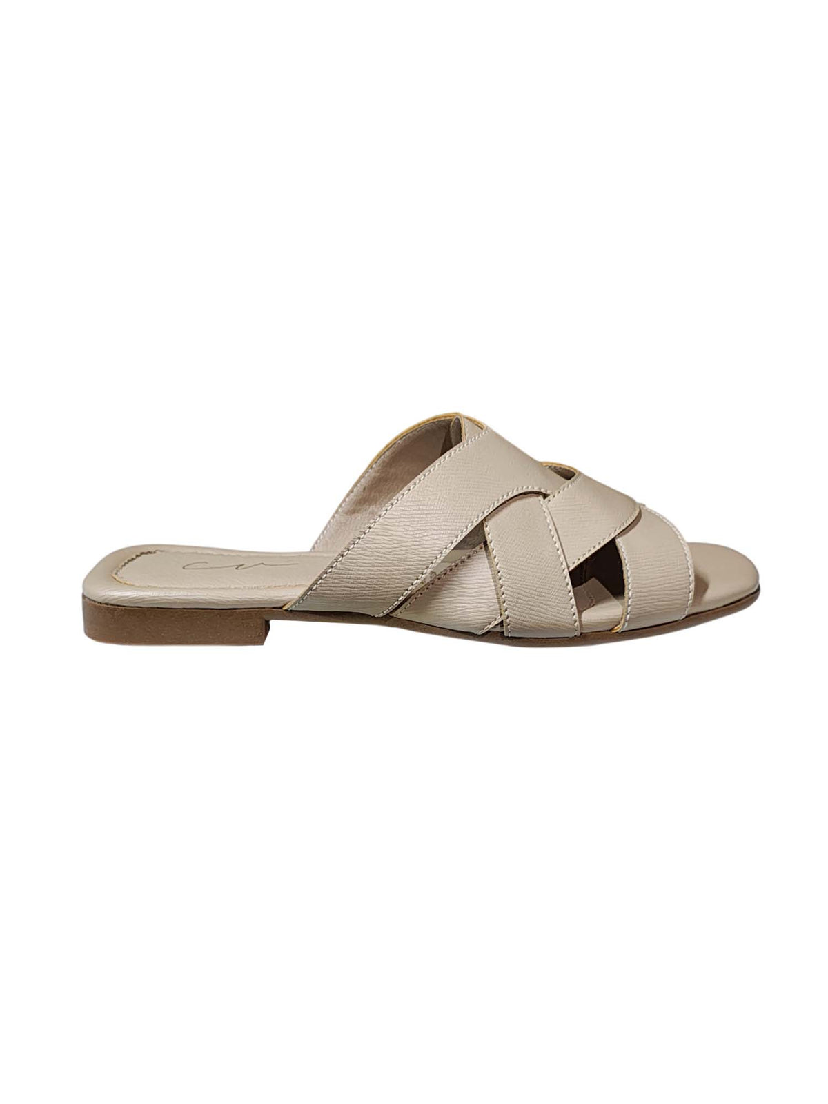 Vista de perfil de la sandalia Nacar en color beige, mostrando el diseño ultra plano y la plantilla ligera ideal para caminar cómoda todo el día.