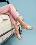 Foto de estilo de vida de una modelo vistiendo las sandalias Nacar en color champagne, mostrando un look sofisticado, fresco y delicado para el día a día.