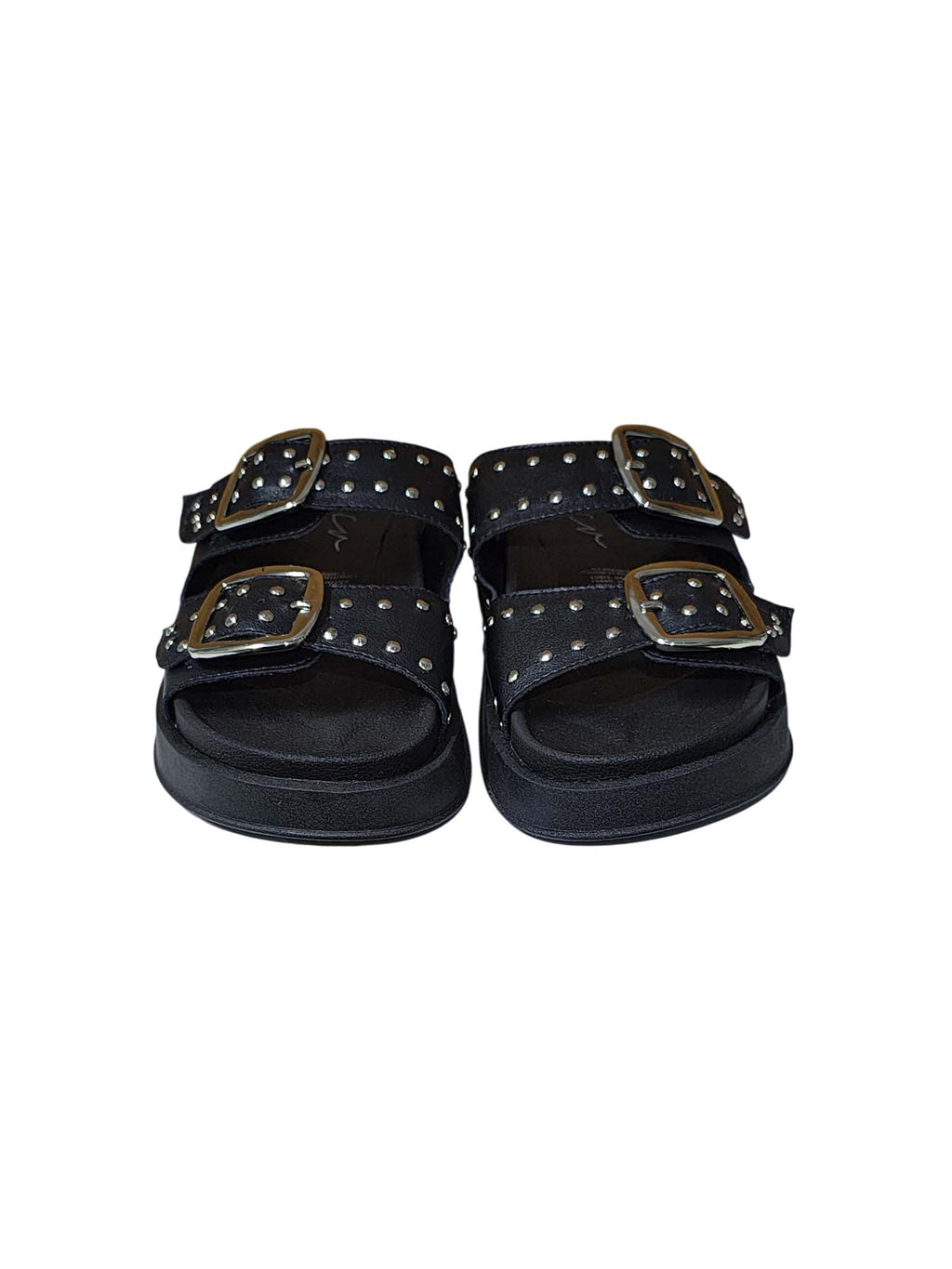 Toma frontal de las sandalias Zenith en color negro, detallando la distribución de las tiras sobre el empeine decoradas con taches metálicos.