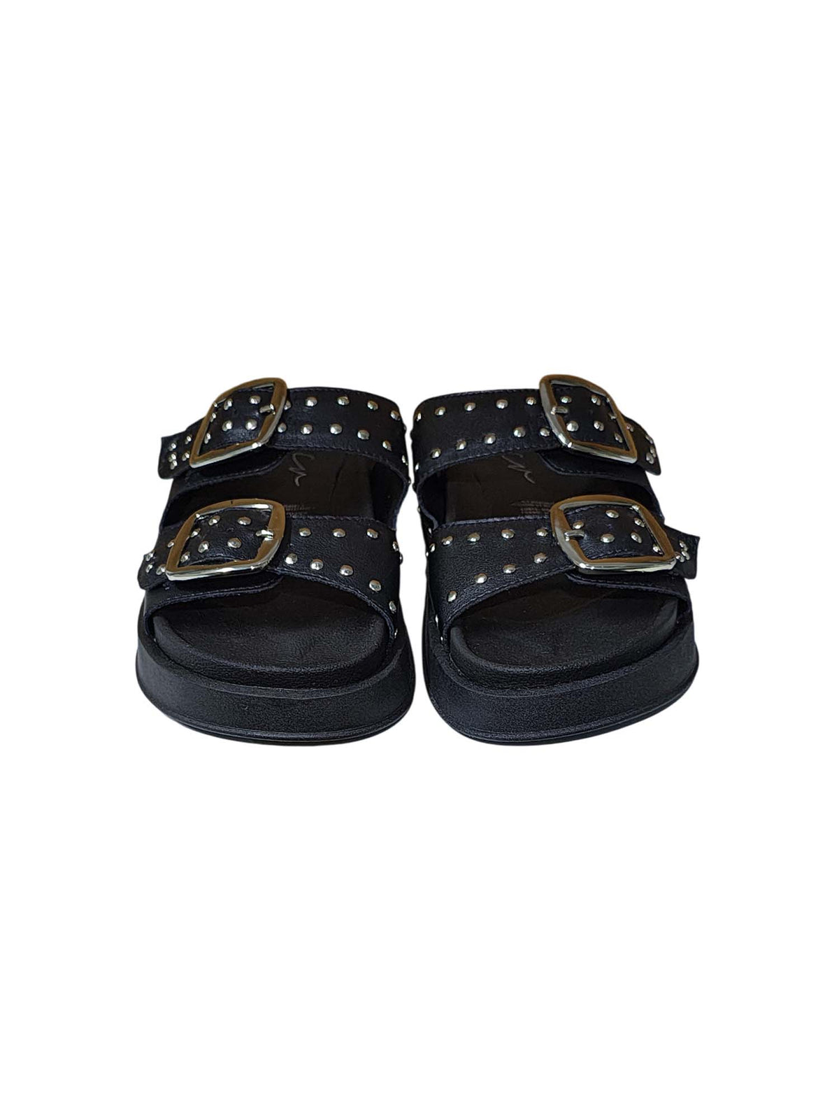 Toma frontal de las sandalias Zenith en color negro, detallando la distribución de las tiras sobre el empeine decoradas con taches metálicos.