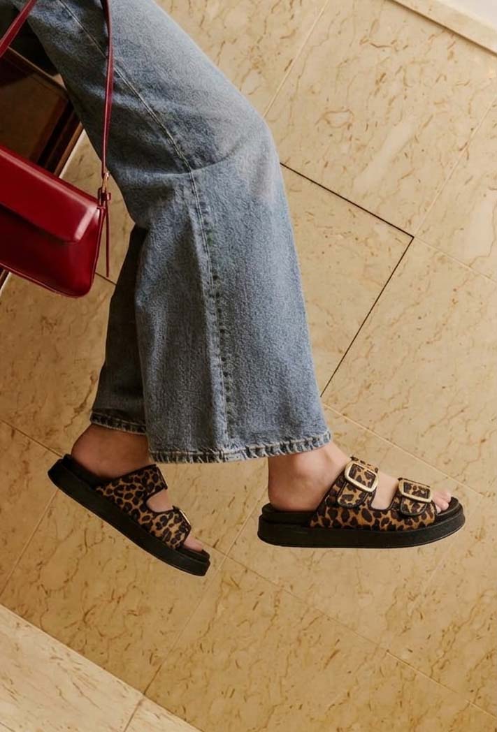 Modelo luciendo las sandalias de plataforma Zenith en variante print en un ambiente interior, proyectando un look sofisticado, cómodo y lleno de actitud.
