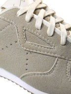 Primer plano del calzado Egeo en color beige, enfocando de cerca la textura suave del material y la calidad de las costuras de estilo retro.