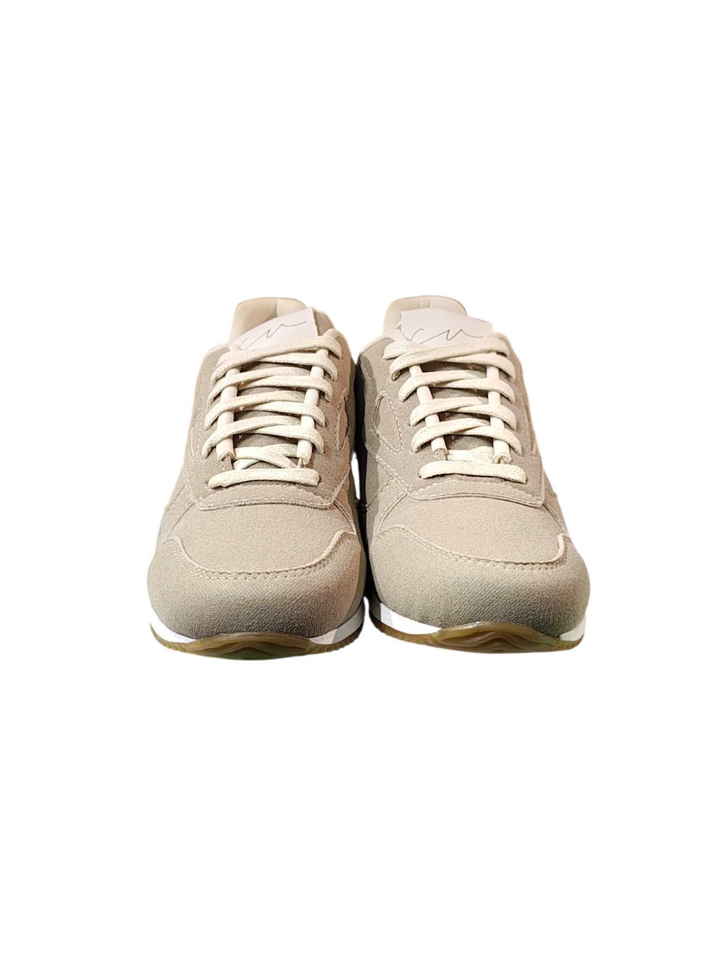 Toma de frente del calzado Egeo en color beige, detallando su diseño minimalista, cómodo y ultra combinable sobre el empeine.