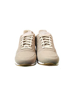Toma de frente del calzado Egeo en color beige, detallando su diseño minimalista, cómodo y ultra combinable sobre el empeine.