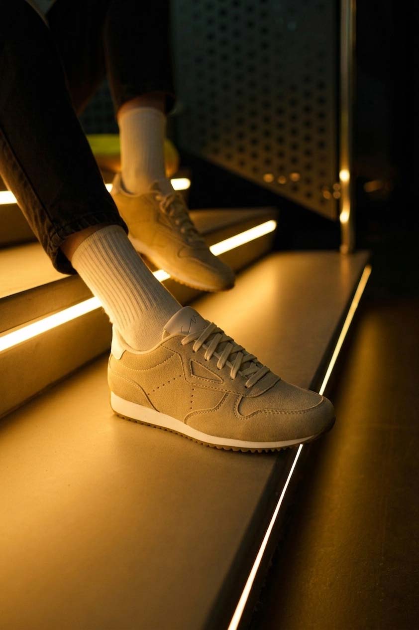 Foto de estilo de vida de una modelo usando el calzado Egeo en color beige, complementando un outfit casual y clásico, ideal para un día a día cómodo y con estilo.