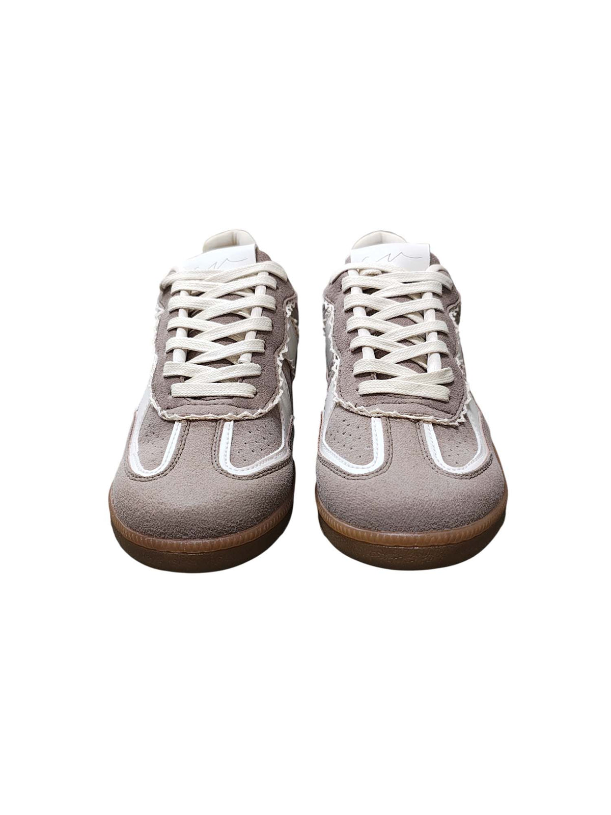 Toma frontal del calzado retro Vento en color beige, detallando el diseño de la puntera y el contraste de texturas sobre el empeine.